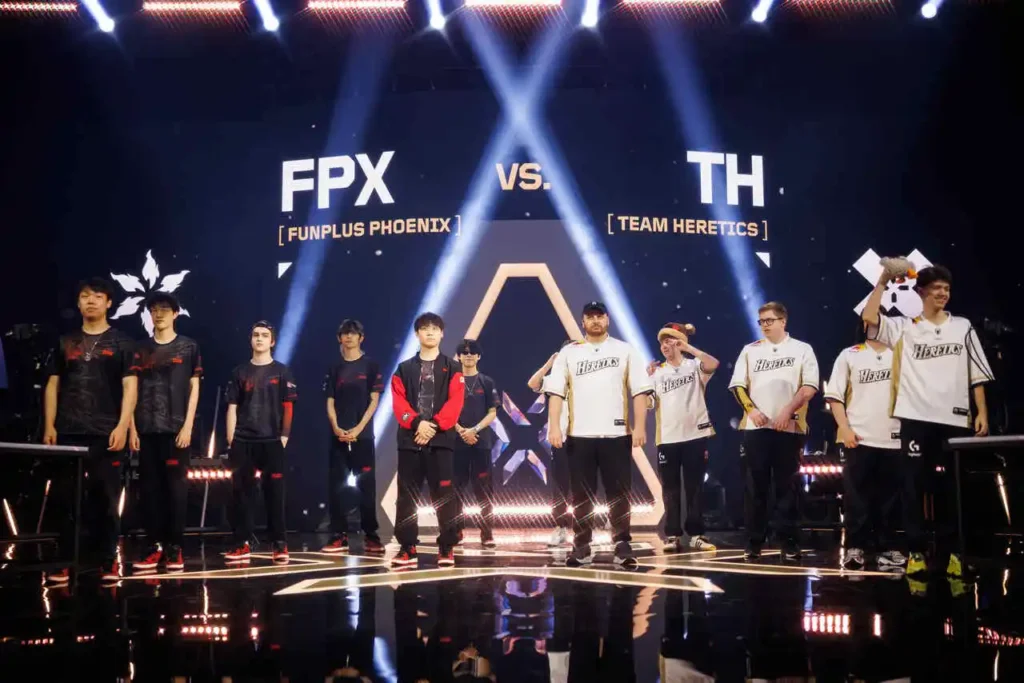 Equipes da FPX e Team Heretics, no palco do VALORANT Champions 2024
