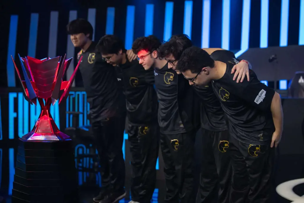 Equipe da FURIA, após vencer o seu jogo contra o Fluxo, durante os playoffs do CBLOL 2024