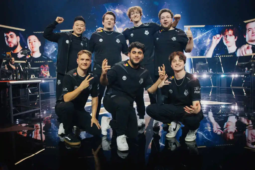 Equipe da G2 Esports, no palco do VALORANT Champions 2024, após a vitória contra a Paper Rex 