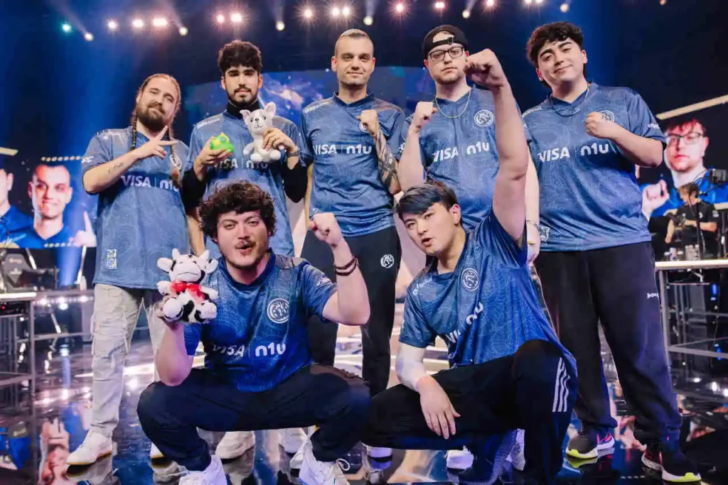 Equipe da Leviatán, comemorando a vitória contra o time da G2 Esports, nos playoffs do VALORANT Champions