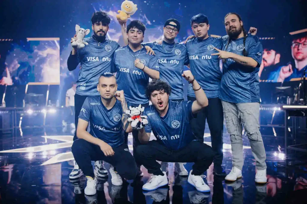 Equipe da Leviatán, após vencer a sua estreia contra a Talon Esports, pelo VALORANT Champions -