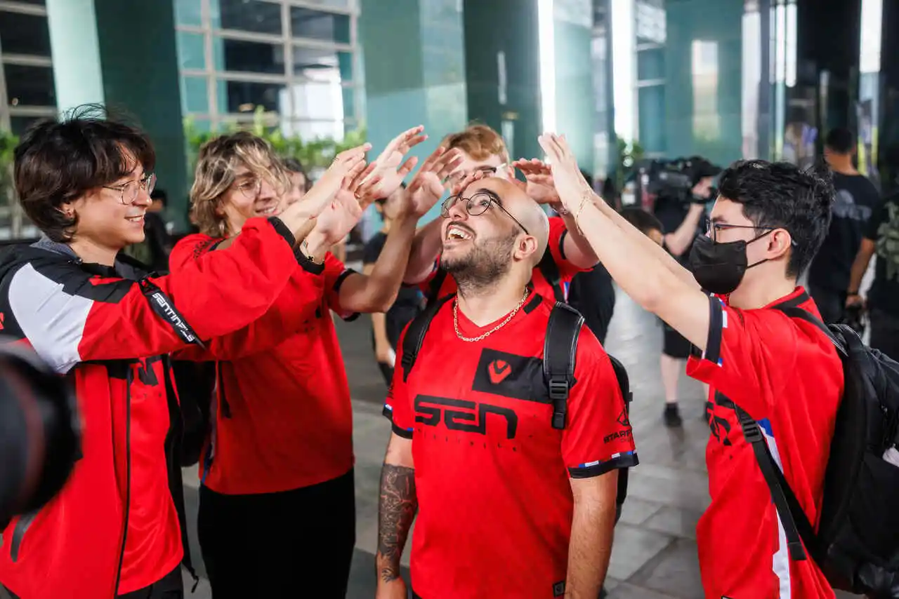 Jogadores Sentinels fazendo carinho na careca do Sacy antes do jogo no Champions