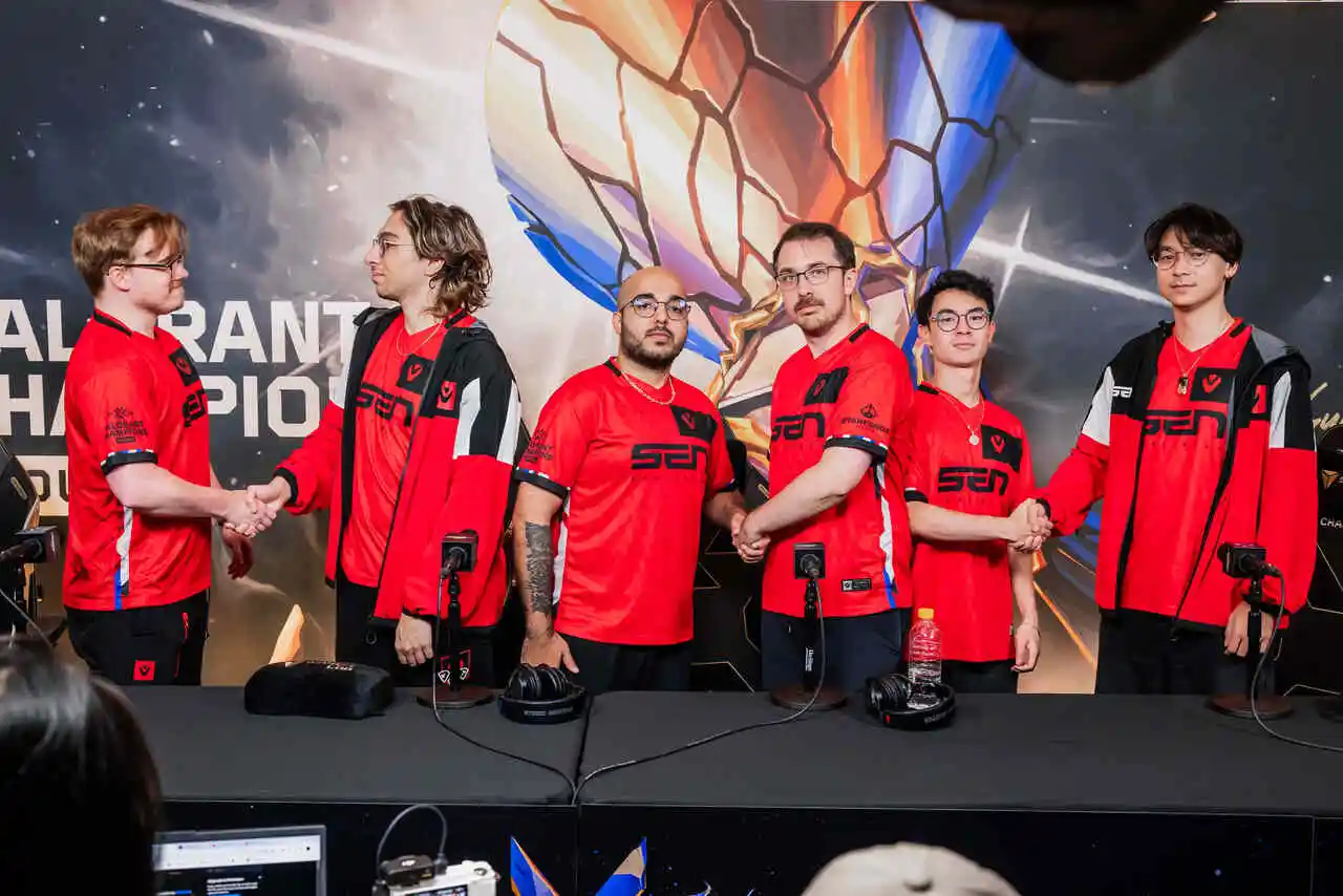 sentinels na sala de imprensa fazendo uma pose