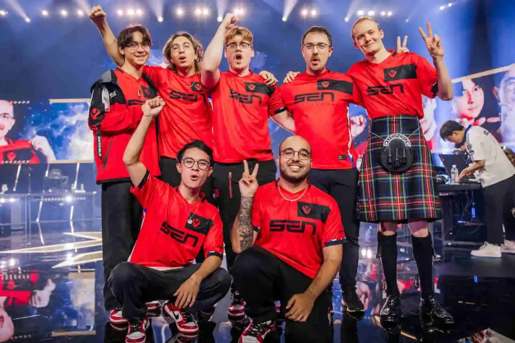 Equipe da Sentinels comemorando a sua primeira vitória nos playoffs do VALORANT Champions 2024