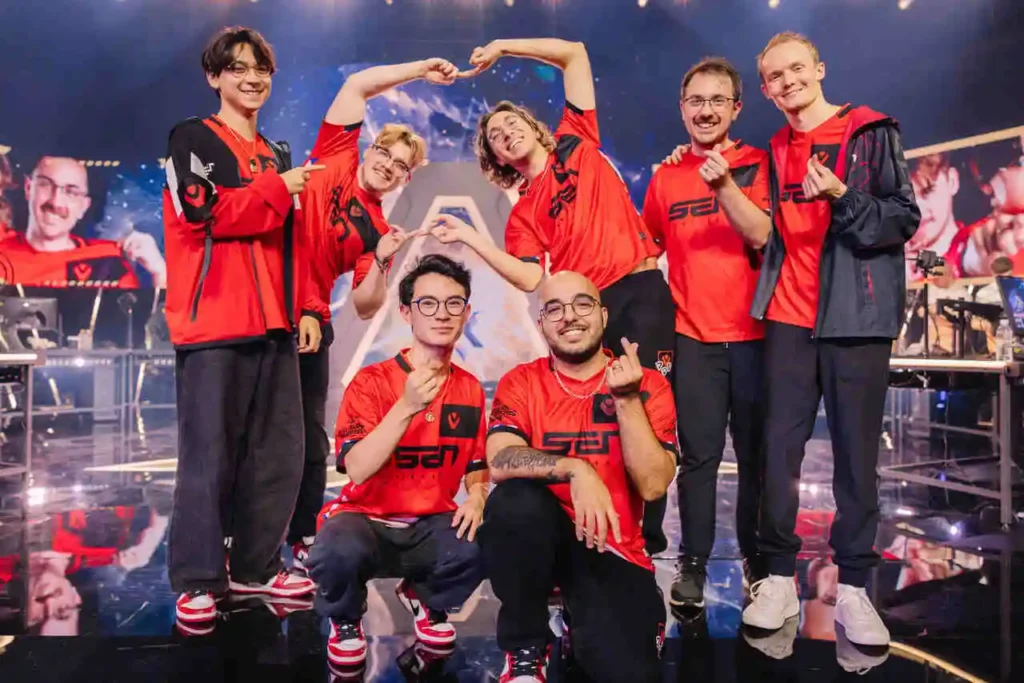 Sentinels no palco do VALORANT Champions 2024, comemorando a vitória em cima da Fnatic