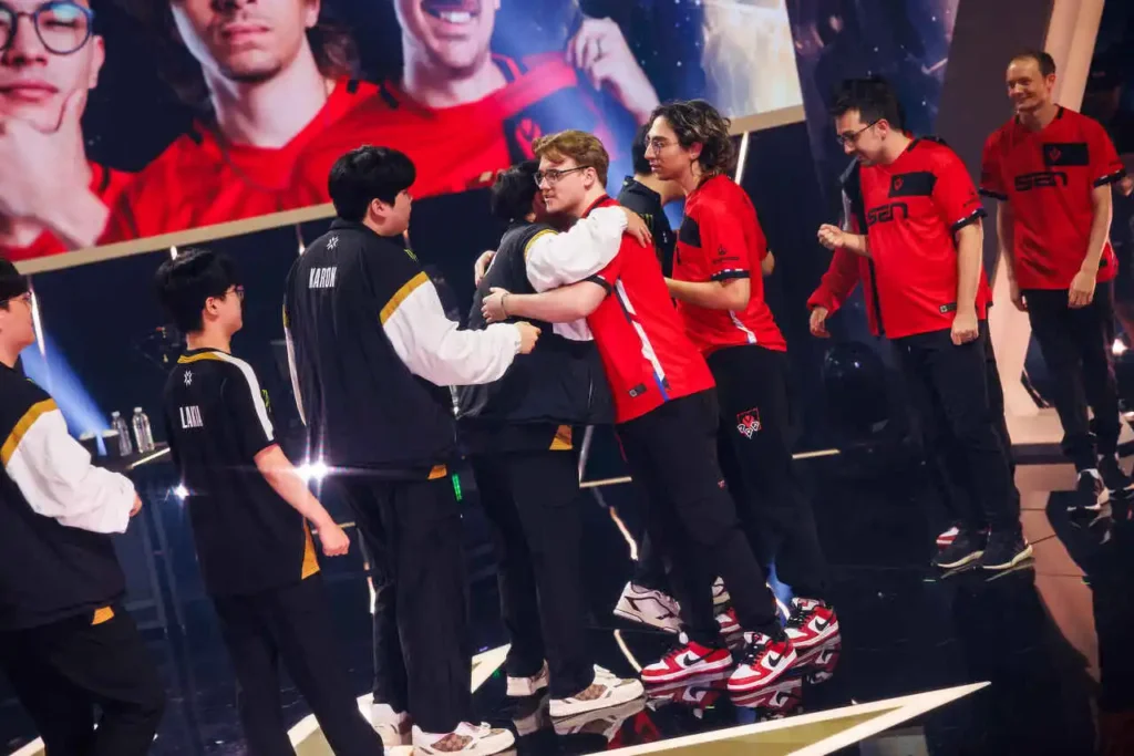 Equipe da Sentinels, cumprimentando a Gen. G, após vence-los e se classificar para os playoffs do VALORANT Champions 2024