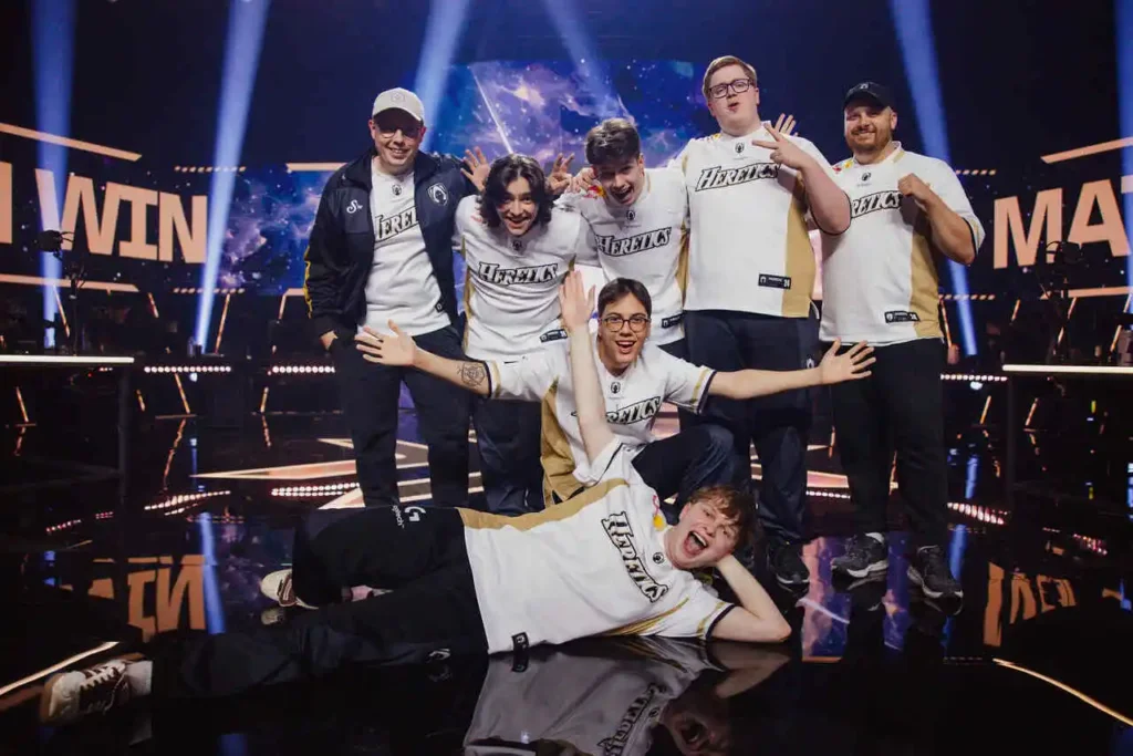 Time da Team Heretics comemorando a sua vitória suada, contra o time da FPX, pelo VALORANT Champions 2024