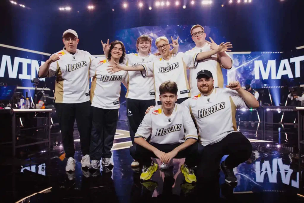 Equipe da Team Heretics após vencer o jogo contra a Gen. G e se classificar para os playoffs do VALORANT Champions 2024