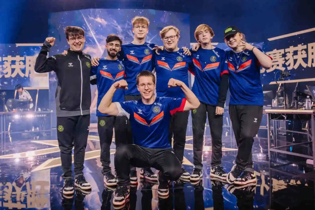 Equipe da Team Vitality, após vencer a sua partida contra a Talon Esports, pelo VALORANT Champions