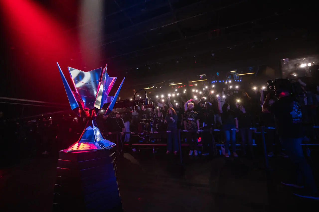 Trofeu do CBLOL 2024 no jogo entre FURIA e Fluxo