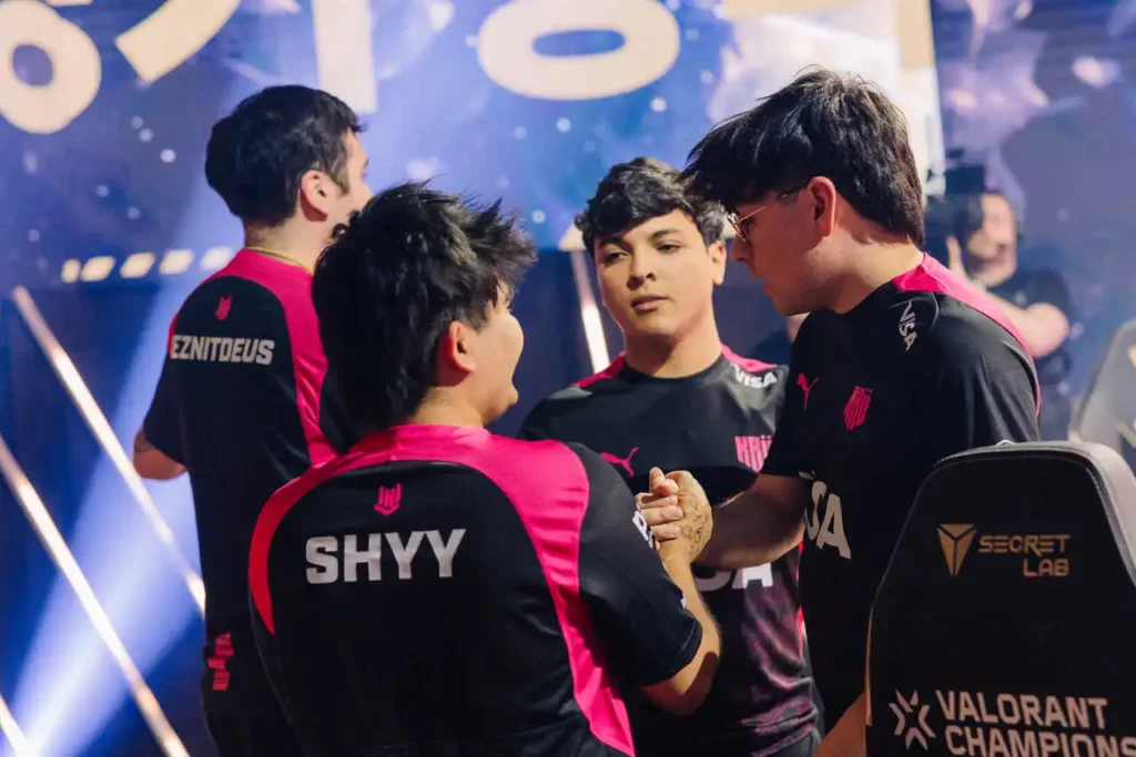 Equipe da KRÜ Esports, comemorando a vitória, após o jogo contra a Bilibili Gaming, pelo VALORANT Champions