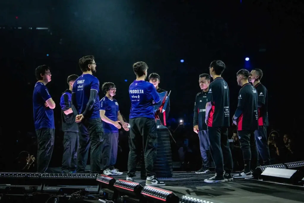 Vivo Keyd Stars e paiN Gaming, durante a entrada da grande final do CBLOL 2024