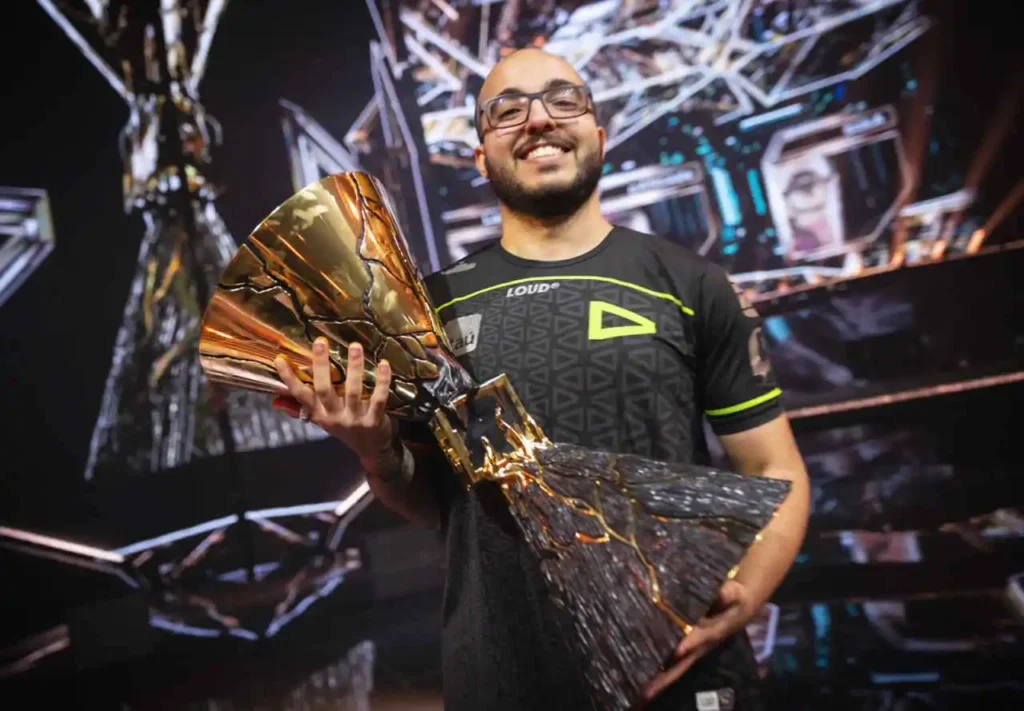 Sacy e o seu troféu de campeão mundial, no Champions 2022, quando ele jogava pela LOUD