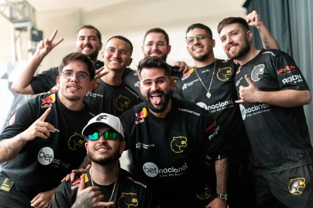Equipe da FURIA, de CS2, com o apoio da Betnacional na blusa