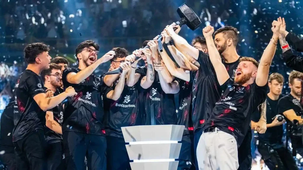 Antiga line da w7m, levantando a taça de campeões mundial de Rainbow Six, no Six Invitational
