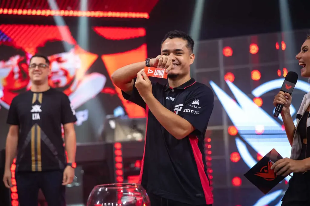Cariok sorteando o seu oponente, a equipe da LOUD, no LTA Sul