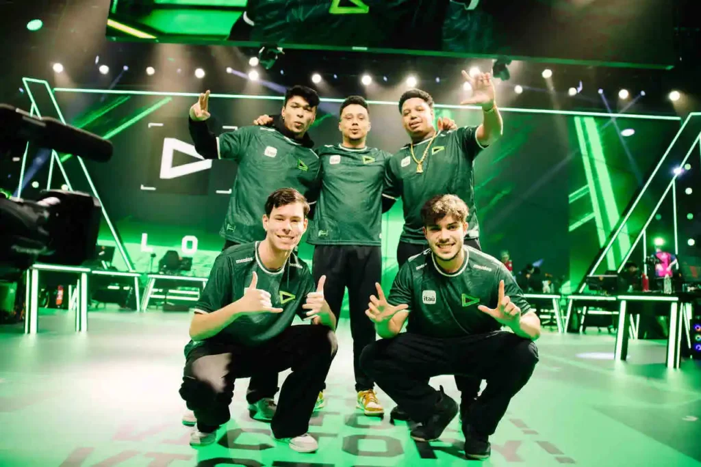 Equipe da LOUD comemorando a vitória no palco do VCT Américas Kickoff