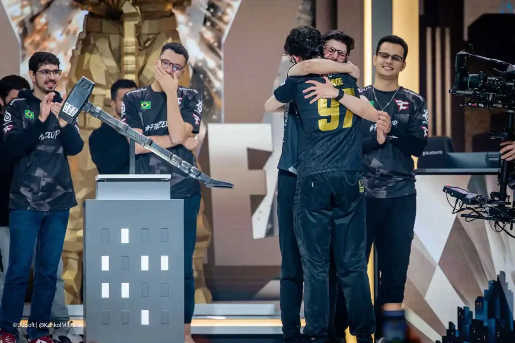 Os irmãos campeões mundiais, Handyy e Nade, da FaZe e FURIA