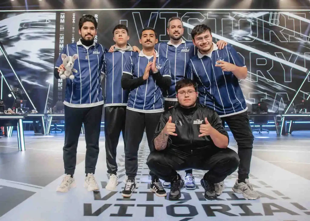 Equipe do MIBR depois de vencer a partida contra a KRÜ no VCT Américas Kickoff