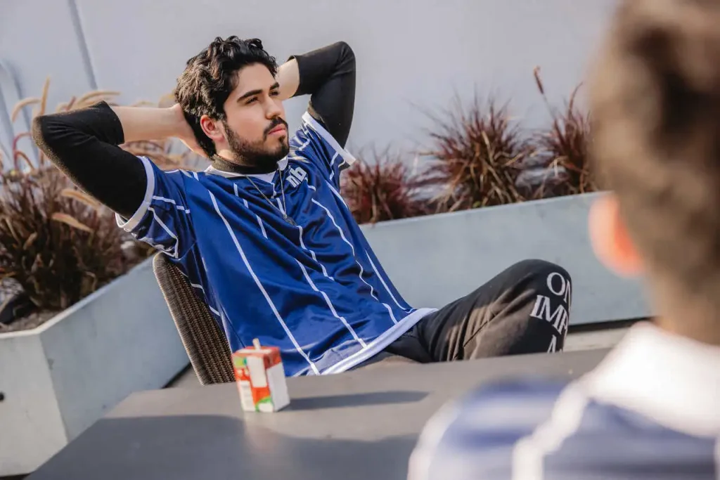 aspas refletindo na pausa entre mapas, durante o jogo contra a G2 Esports, no VCT Américas