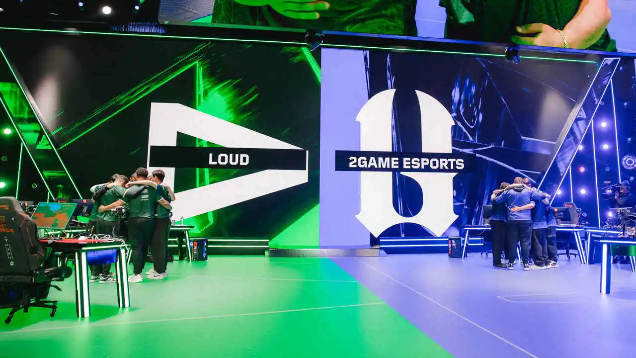LOUD e 2GAME no palco do VCT Américas, para o confronto entre os dois times