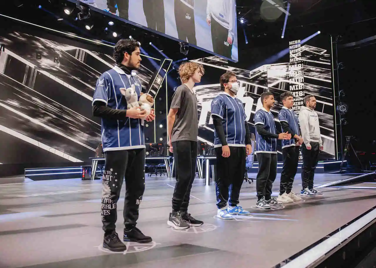 Equipe do MIBR no palco do VCT Américas 2025