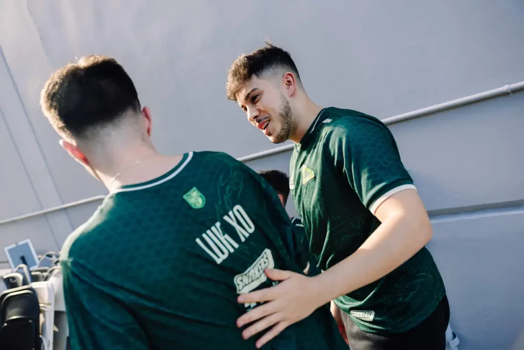 Tuyz e luk xo, conversando no intervalo de mapas