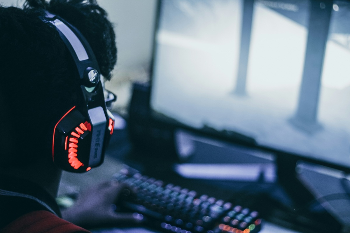 Gamer am Computer