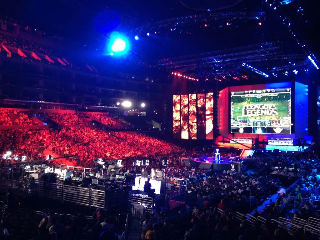 Die Bühne der League of Legends World Championship 2013 in einem gefüllten Stadion