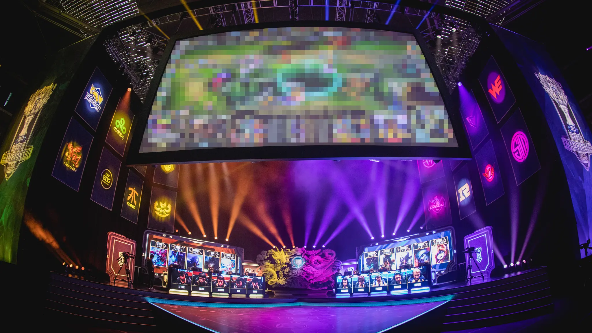 Die Bühne der League of Legends Weltmeisterschaft 2017 mit Spielern an den Computern und einer großen Leinwand.
