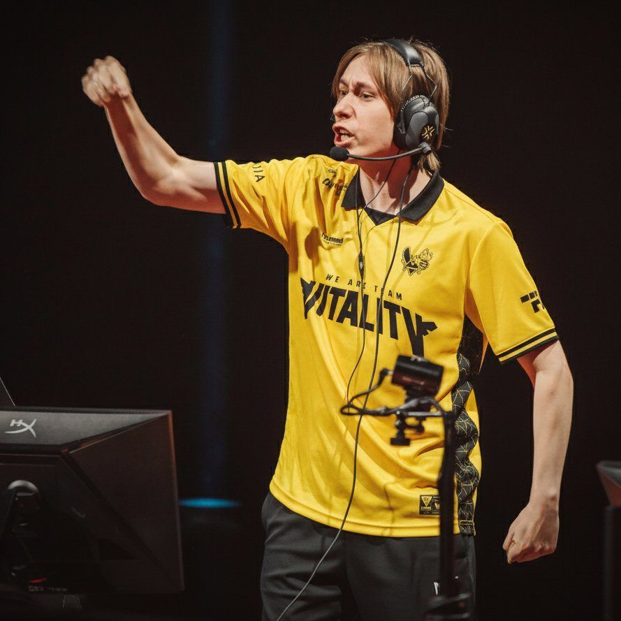 Chronicle debout lors d'une compétition avec Vitality