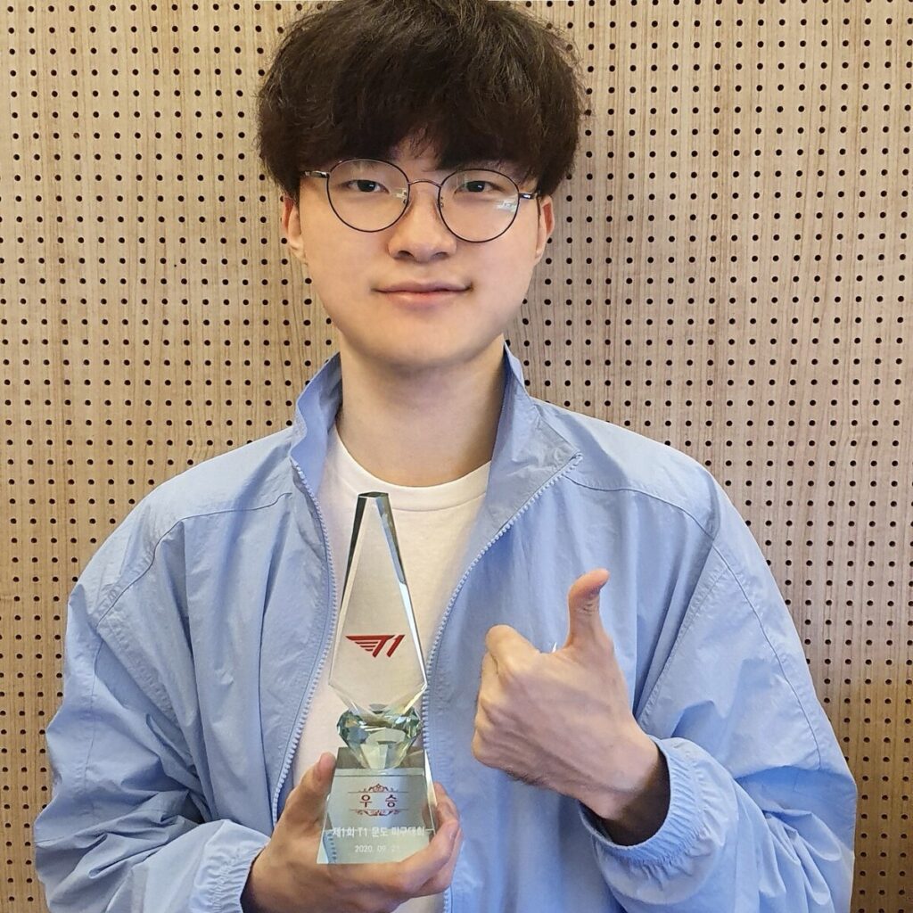 Faker pose avec un trophée