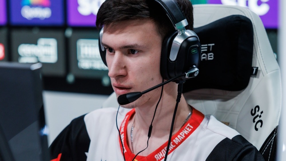 DENIS “LARL” SIGITOV (TEAM SPIRIT) en gros plan sur son visage avec casque sur la tête