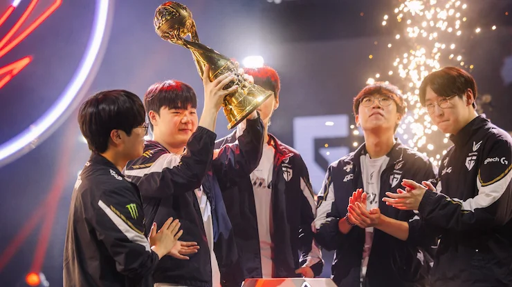 キャニオンがトロフィーを掲げる