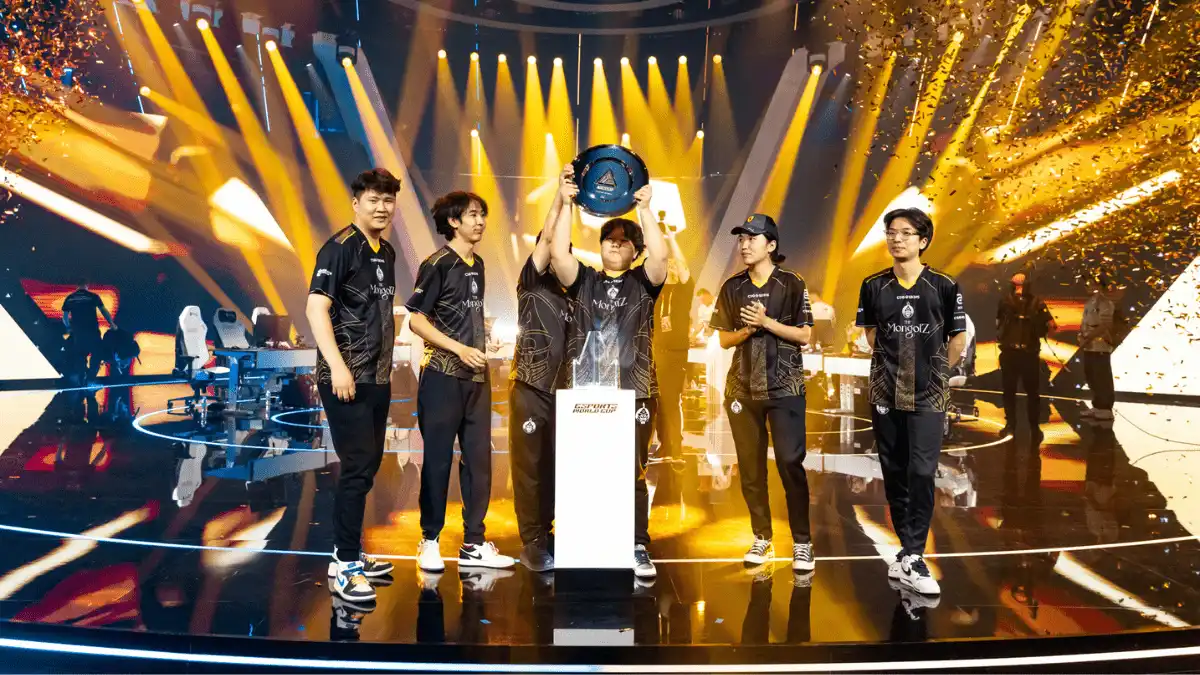 MongolZ håller upp sitt pris efter CS2 trofé i Esports World Cup 2025