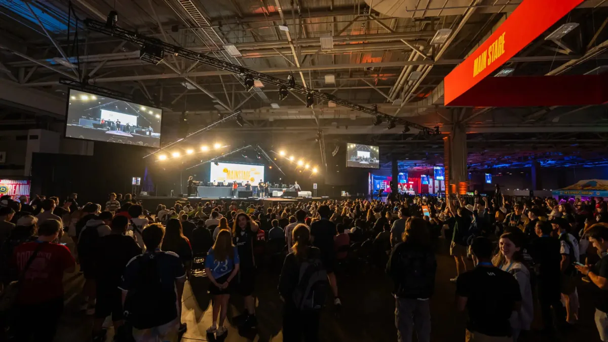Dreamhack dallas, publiken tittar på scenen som riggas för turneringsspel.