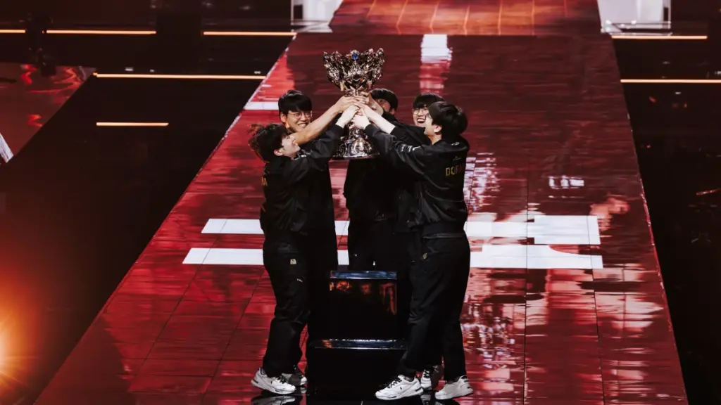 Laget T1, Faker, Doran, Oner, Gumayushi och Keria lyfter Summoner's Cup efter vinst i League of Legends Worlds 2025