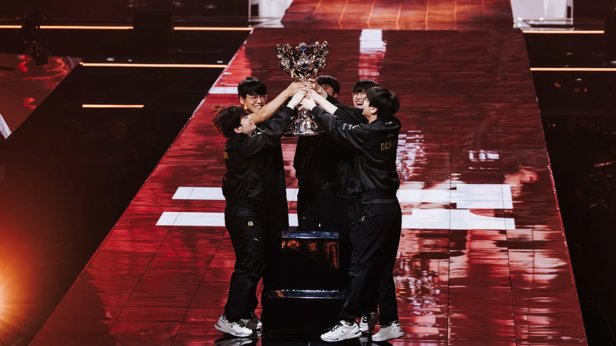 Laget T1, Faker, Doran, Oner, Gumayushi och Keria lyfter Summoner's Cup efter vinst i League of Legends Worlds 2025