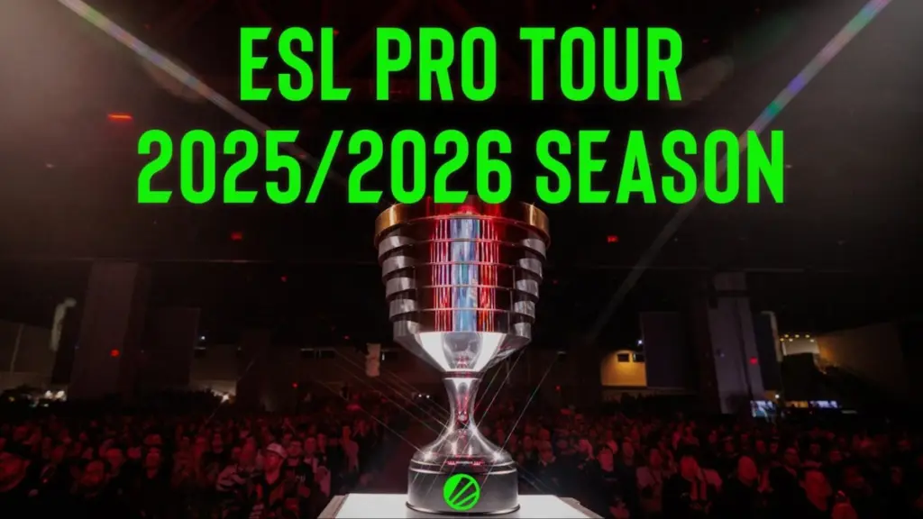 Pokal på scen inför en stor publik med texten ESL Pro Tour 2025/2026 Season ovanför