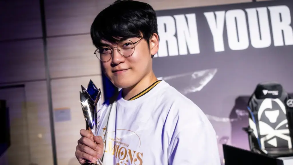 Guma med sin MVP-pokal efter vinsten och utmärkelsen i Worlds 2025