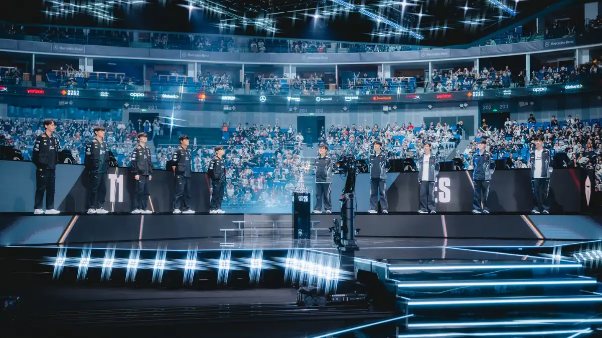 TES och T1 på scen inför semifinal