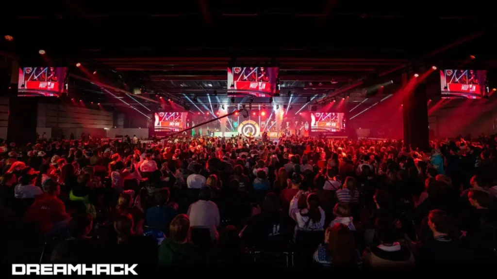 Dreamhack Stockholm 2025 med stort publikhav framför en skärm