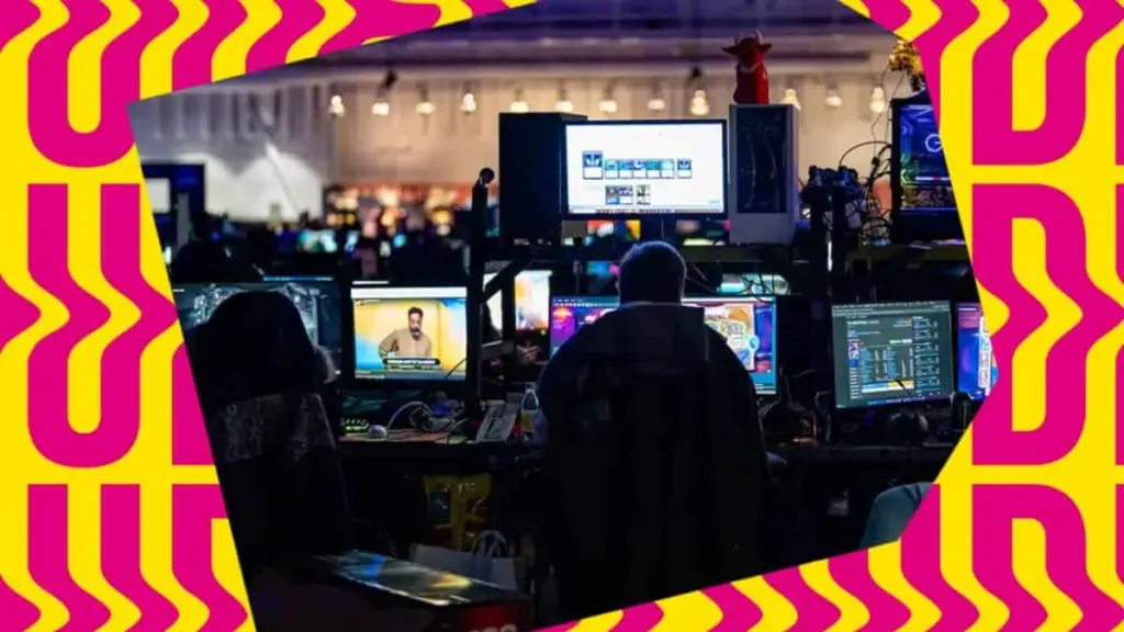 En person med flera skärmar på gamingfestivalen Dreamhack