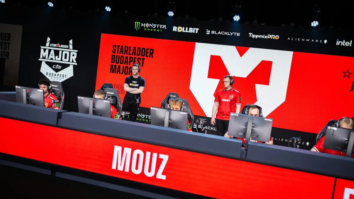StarLadder Major 2025 i Budapest, laget Mouz på scen inför en match