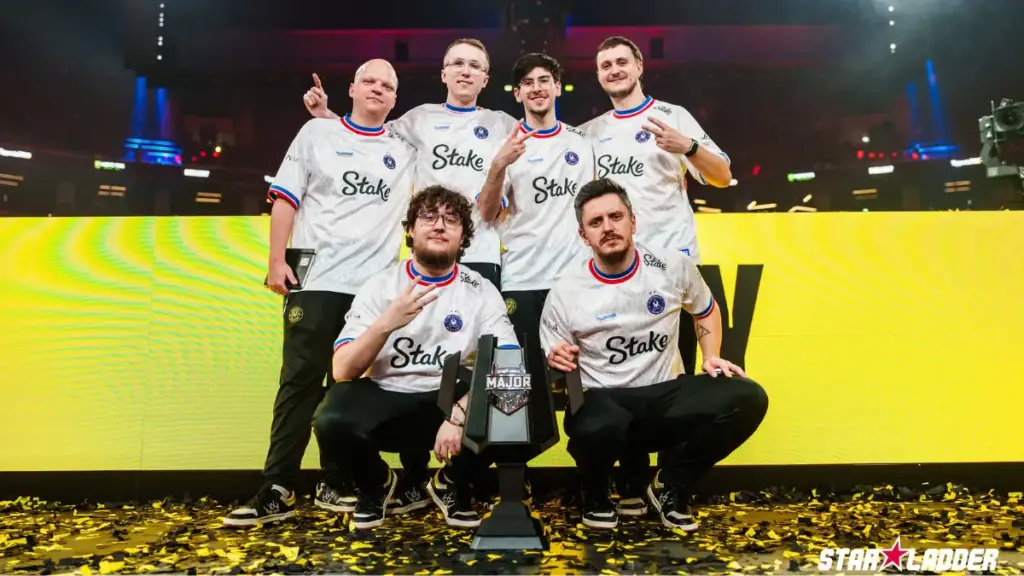 Team vitality poserar med Major-pokalen