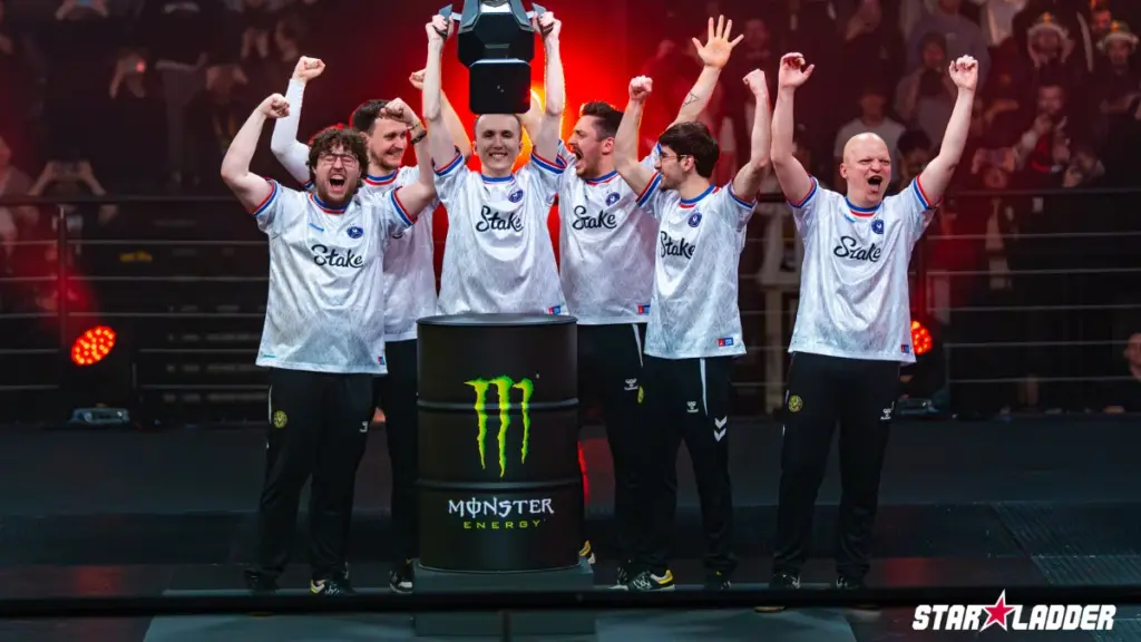 Team Vitality lyfter pokalen över sina huvuden efter vinst i Starladder Budapest 2025