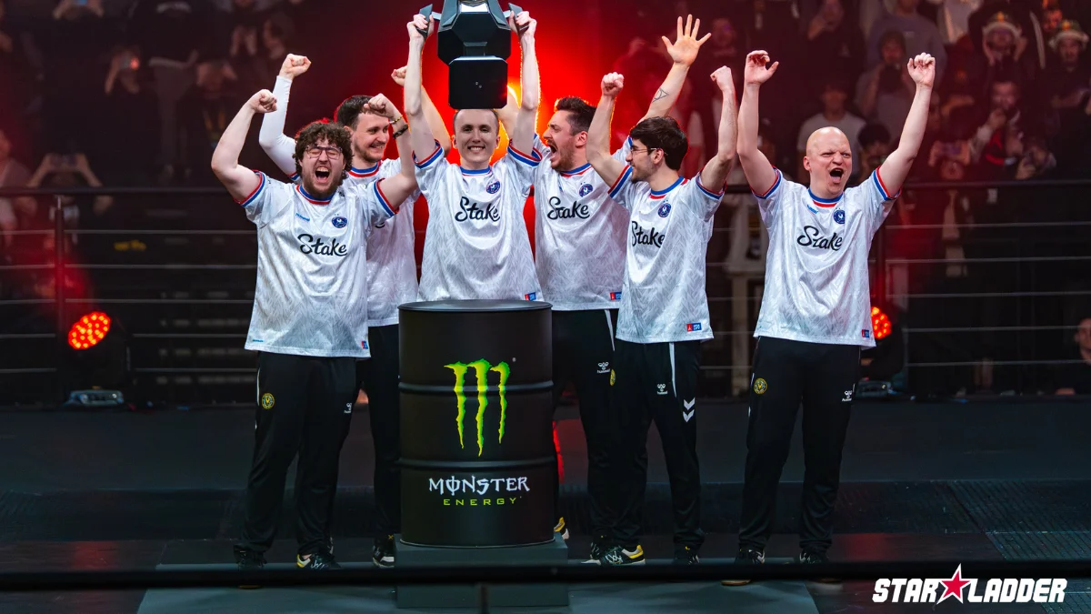 Team Vitality lyfter pokalen över sina huvuden efter vinst i Starladder Budapest 2025
