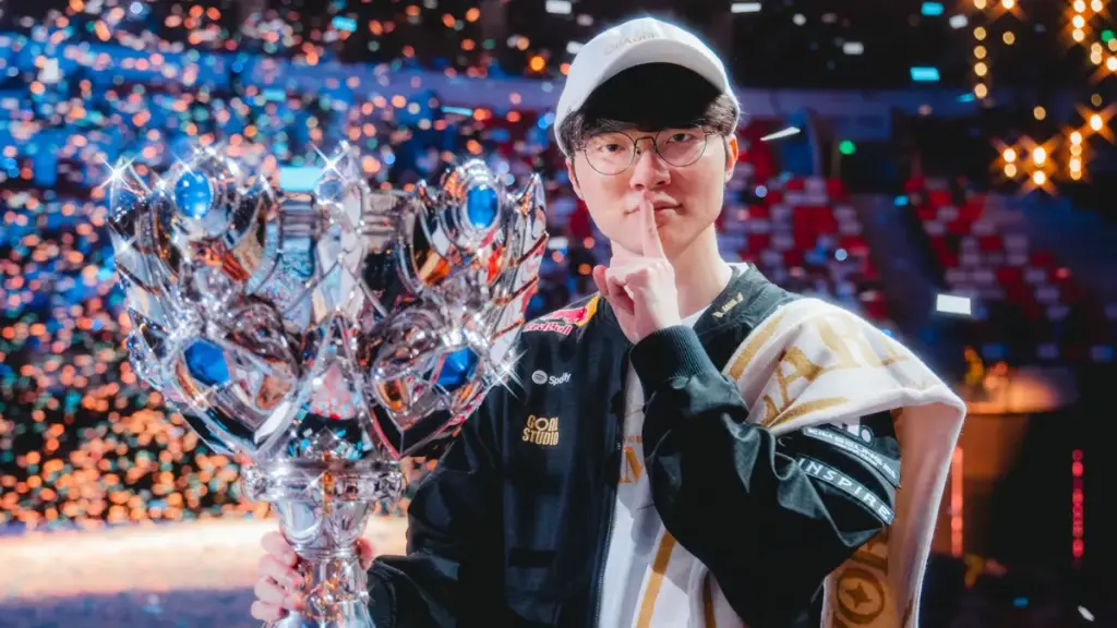 Faker med Summoner's Cup efter 2025 Worlds-vinsten