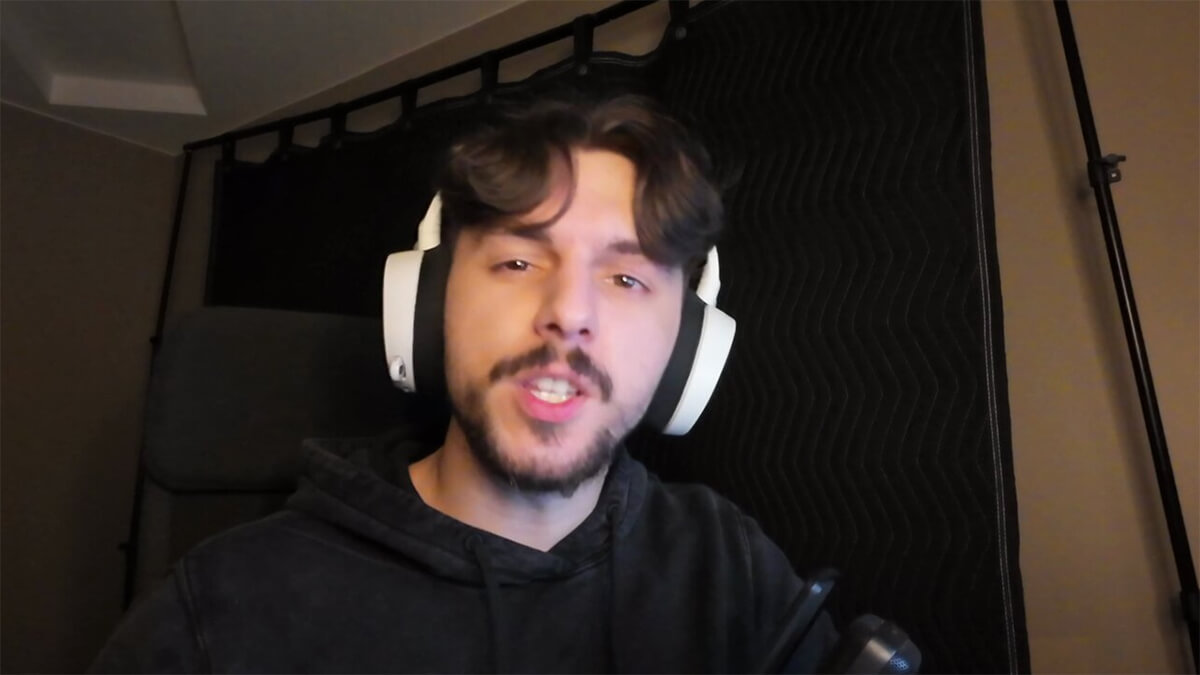 screenshot from an X video showing dima wallhacks in the centre