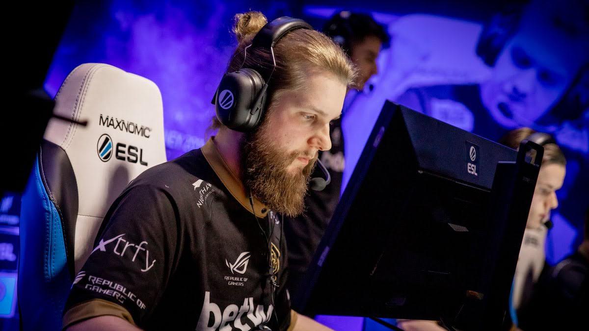 photo of f0rest intently looking at the screen while at a tournament